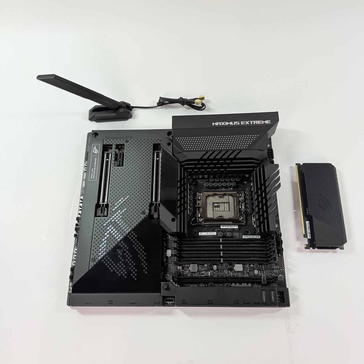ASUS ROG Maximus Z690 Extreme LGA1700 ATX